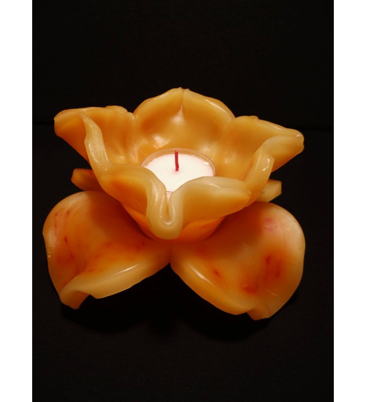 Décor de table original, fleur de bougie orange