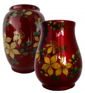Vases en bois laqué, fleurs jaunes sur fond rouge