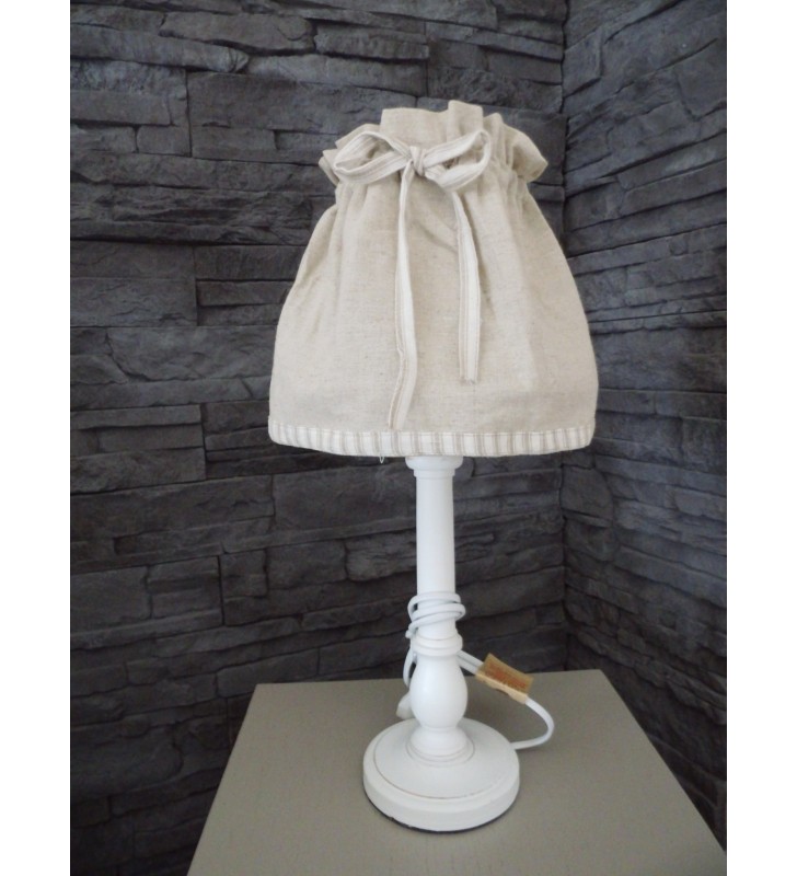 Lampe de chevet à poser en bois blanchi et abat-jour en lin pour déco tendance
