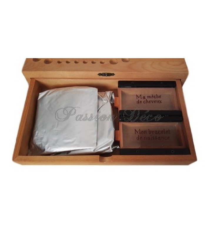 Tiroirs pour conserver la mèche de cheveux et le bracelet de naissance
