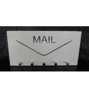 Porte-courrier moderne en métal blanc pour déco tendance