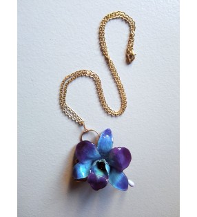 Mini orchidée dendrobium bleue sur collier fantaisie doré