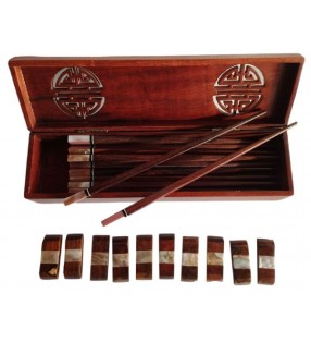 Coffret de baguettes chinoises en bois et nacre avec porte-baguettes assortis